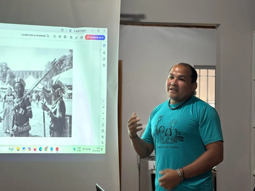 Narrativas de resistência | Genilson Guajajara compartilha sua trajetória e visão durante a roda de conversa, trazendo a força da fotografia como instrumento de luta e memória.