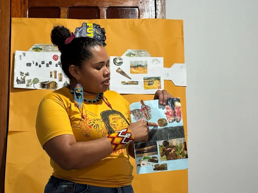 Paula Guajajara compartilha a colagem criada na oficina Cartografia do Bem-Viver e da Exploração, refletindo as vivências e desafios do território. Foto: Yanna Duarte