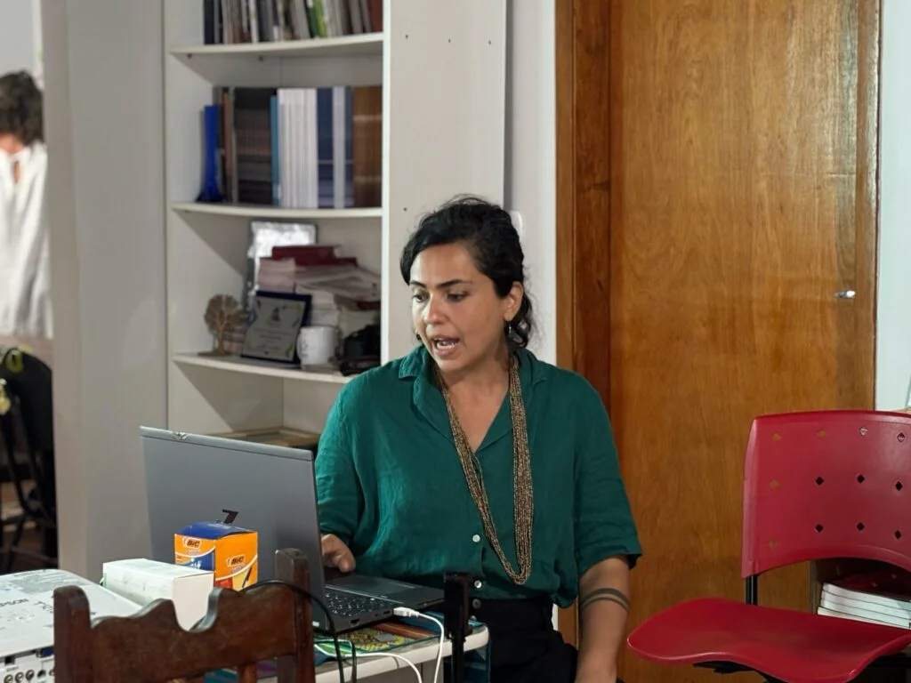 A jornalista Tainã Mansani apresenta estratégias para construir notícias, reportagens e narrativas alinhadas à realidade e às lutas dos territórios.