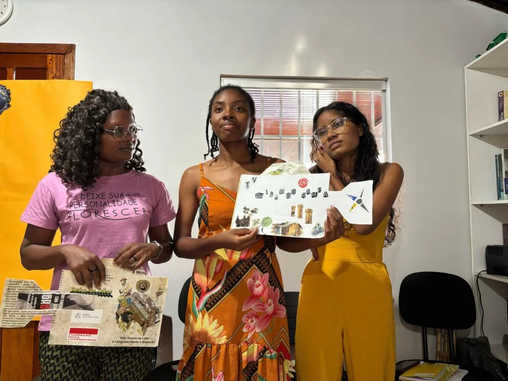 Mãos em ação! A prática de colagem na oficina Cartografia do Bem-Viver e da Exploração por meio dos zines une a experiência da jornalista Lanna Luz, da Justiça nos Trilhos, e do grupo de pesquisa LoveLabCom.